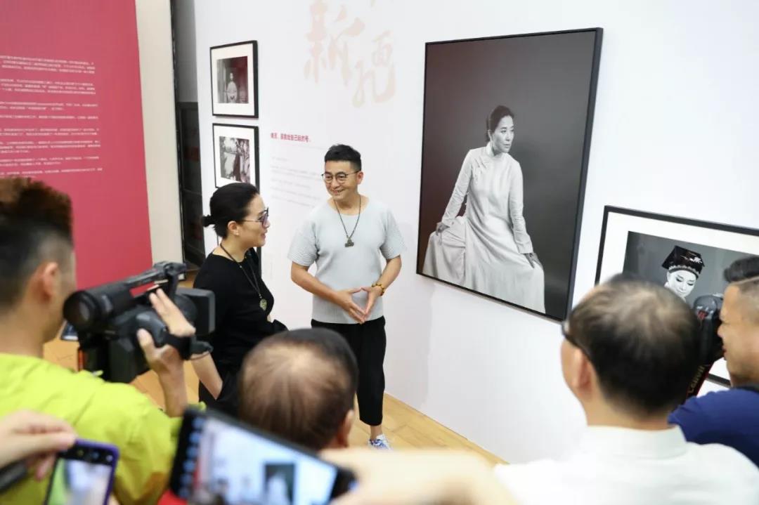时隔一载，，，，，优美再续，，，，，赏金女王地产&amp;amp;amp;肖全杭州新面目摄影展温情启幕